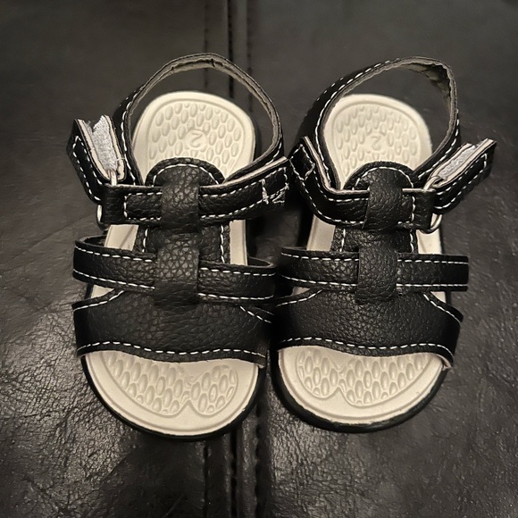 New in box Size 2 baby sandals - Picture 1 of 5